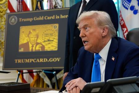 　大統領布告に署名するトランプ大統領＝１９日、ワシントン（ＡＰ＝共同）