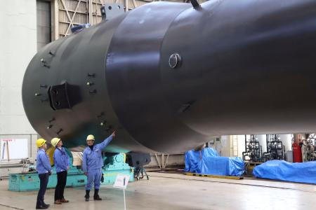 　報道陣に公開された蒸気発生器＝２７日午後、神戸市