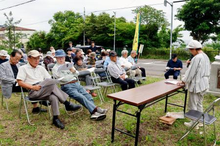 　中国人犠牲者５６４人の名前を読み上げる参加者＝１５日午前、北海道室蘭市