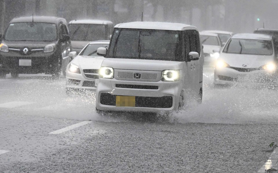 雨の中、水しぶきを上げて走る車＝１７日午後１時半、岐阜市内（撮影・堀尚人）