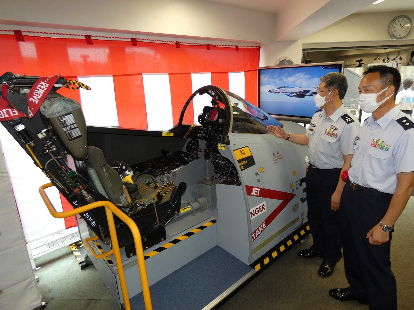 Ｆ４戦闘機３９３号機の部品を使って製作されたコックピット＝岐阜市神田町、自衛館