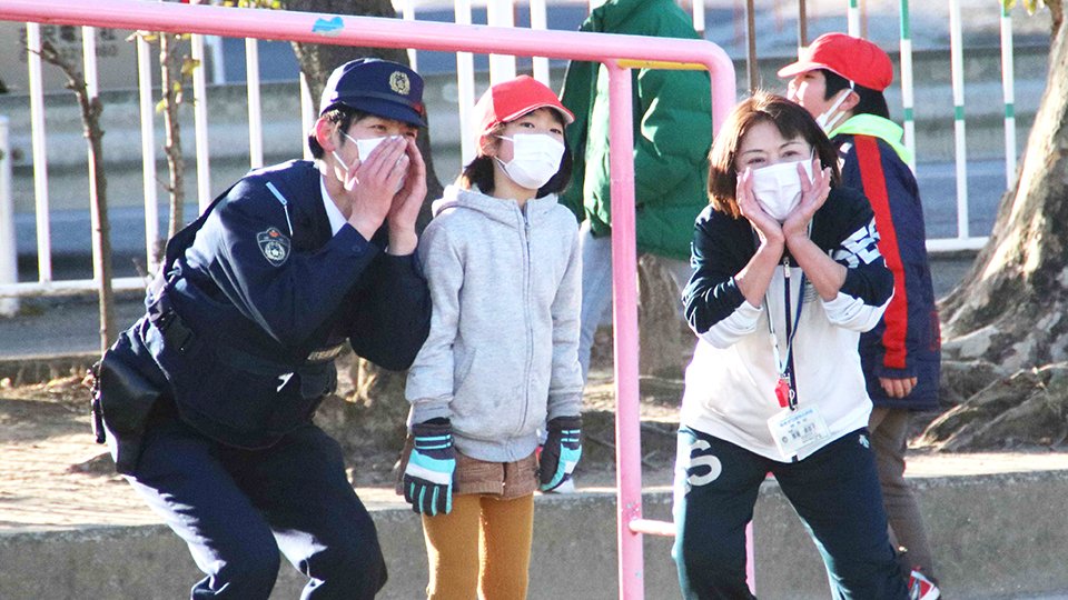 「リアルけいどろ」警察官と鬼ごっこ 捕まると「大声で助け呼ぶ」身を守る行動学ぶ、岐阜市 | 岐阜新聞Web