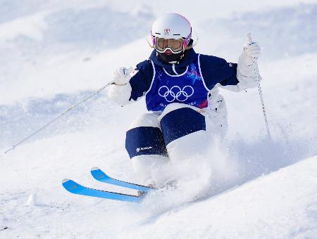 　女子モーグル予選　コブを攻める柳本理乃＝リビーニョ（共同）