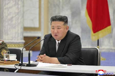　北朝鮮の朝鮮労働党中央軍事委員会拡大会議に臨む金正恩党総書記＝５月２８日、平壌（朝鮮中央通信＝共同）