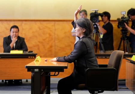 　静岡県伊東市議会の百条委員会で、証人尋問に応じる田久保真紀市長＝１３日午前