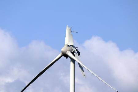 　羽根が折れた風力発電の風車＝２０２５年５月、秋田市