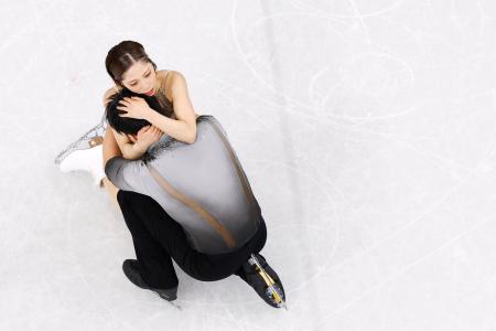 　ペア・フリーの演技を終えた三浦璃来（上）、木原龍一組＝ミラノ（共同）