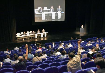 　新潟県長岡市で開かれた、東京電力柏崎刈羽原発で重大事故が起きた際の住民避難などに関する説明会＝７日午後