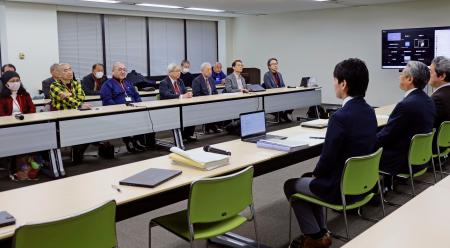 　生活保護費引き下げを違法とした最高裁判決を巡り、厚労省を訪れた原告ら＝２２日午後