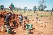 　ザンビアのメヘバ難民居住地の住民が使い切りカメラで撮影した写真。れんがを作る様子が写っている＝５月（難民を助ける会提供）