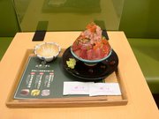 飲食スペースで提供される金華山をイメージした海鮮丼
