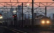 朝焼けに浮かび上がる岐阜の町を背景に、通過していく貨物列車。早朝の静寂の中、走行音が遠くまで響き渡る＝岐阜市今嶺