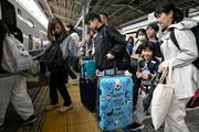 　ゴールデンウイーク最終日、利用者で混雑するＪＲ新大阪駅の新幹線ホーム＝６日午前
