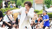 中津川七夕まつりを盛り上げた新浜レオンさん＝中津川市えびす町、ふるさとにぎわい広場