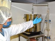 ハーブの精油を取り出す蒸留装置