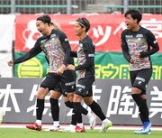 ＦＣ岐阜×沼津＝前半２分、先制ゴールを決めてガッツポーズを見せるＦＣ岐阜のＦＷ山内（左）＝長良川競技場
