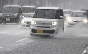 雨の中、水しぶきを上げて走る車＝１７日午後１時半、岐阜市内（撮影・堀尚人）