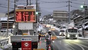 雪による通行止めの表示が出された国道２１号＝２２日午前６時４９分、不破郡関ケ原町（撮影・堀尚人）