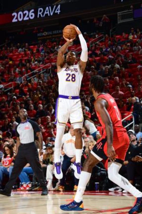 　ロケッツとのプレーオフ１回戦第４戦でシュートを放つレーカーズの八村＝ヒューストン（ＮＢＡＥ・ゲッティ＝共同）