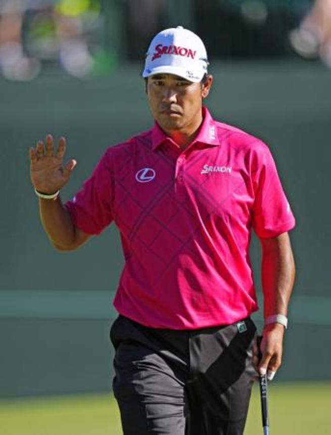 　第２ラウンド、１４番でバーディーを決め歓声に応える松山英樹。通算２アンダーで１６位＝オーガスタ・ナショナルＧＣ（共同）