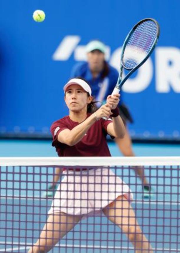 　ダブルス準々決勝でプレーする加藤未唯（手前）、チャン・ハオチン組＝有明テニスの森公園
