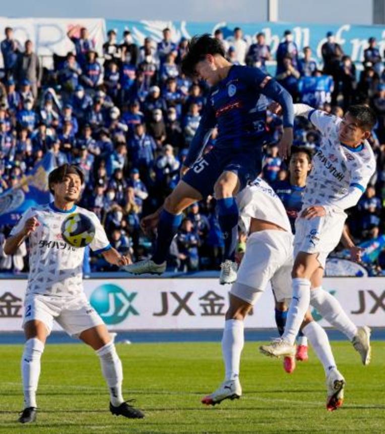 　水戸―大分　後半、ヘディングで先制ゴールを決める水戸・多田（中央上）＝Ｋｓスタ