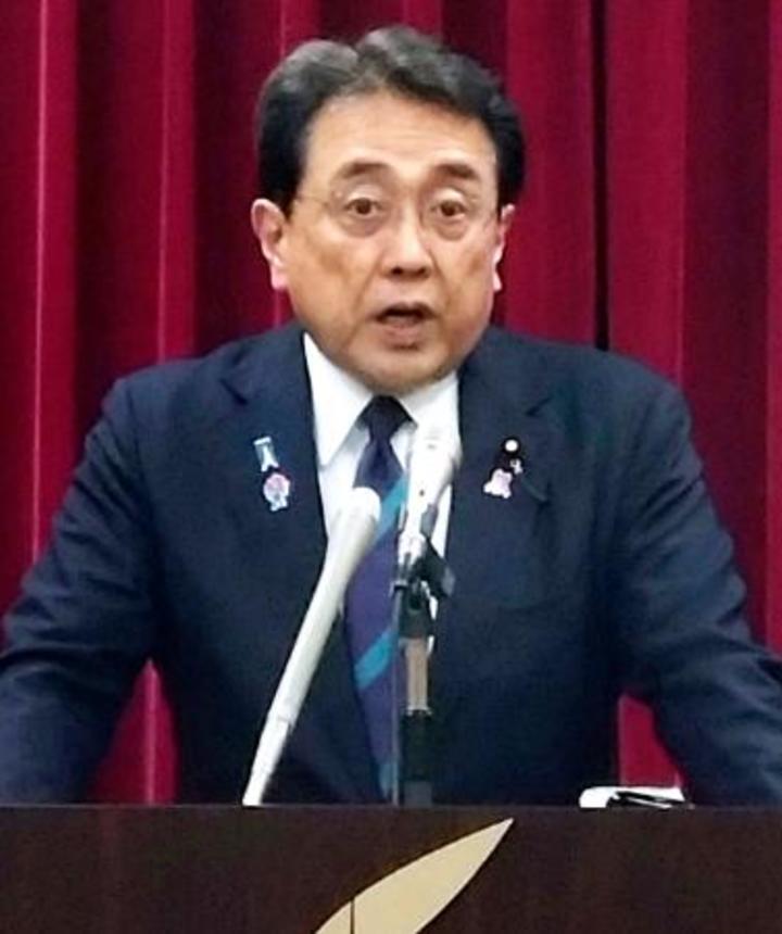 　記者会見する赤沢経済再生相＝２７日午後、内閣府