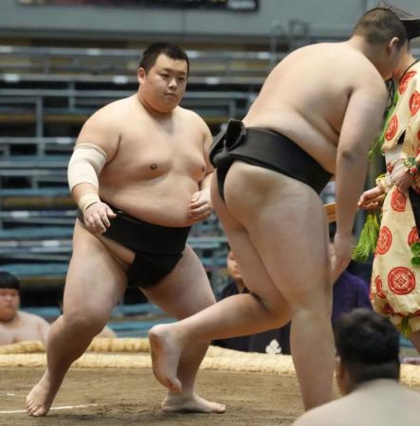 　前相撲で白星発進した川副（左）＝エディオンアリーナ大阪