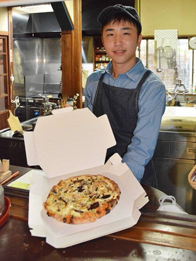 地元の食材を使ったピザを手掛ける中林亜生さん＝関市下之保、そばのカフェおくど