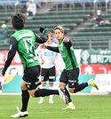 ＦＣ岐阜×岩手＝前半６分、先制ゴールを決めたＦＣ岐阜のＦＷ藤岡＝長良川競技場