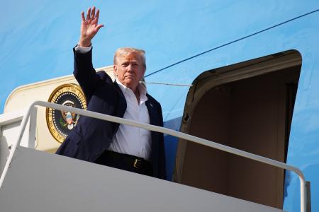 　２９日、英北部スコットランドの空軍基地で、米大統領専用機に乗り込むトランプ大統領（ゲッティ＝共同）