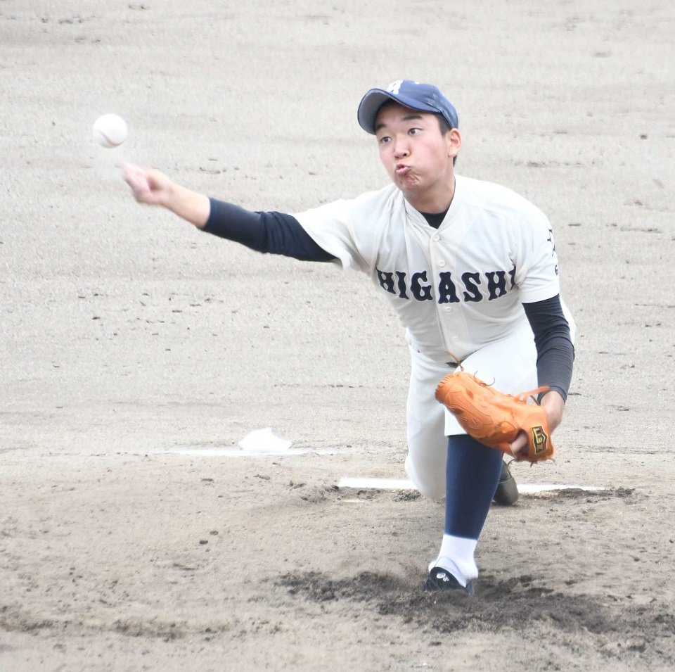 飛騨神岡×岐阜東＝先発した岐阜東の浅野＝長良川