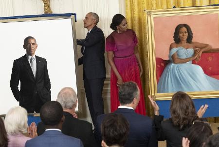 　２０２２年、米ホワイトハウスで披露された肖像画を見るオバマ元大統領（左）とミシェル夫人（ゲッティ＝共同）