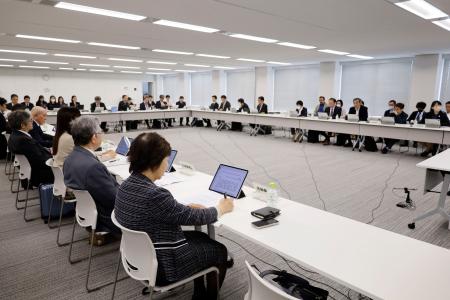 　出産費用に関する有識者検討会＝１４日午後、東京都千代田区