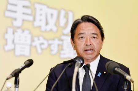 　メディアのインタビューに答える国民民主党の榛葉幹事長＝２０日午後８時３分、東京都新宿区