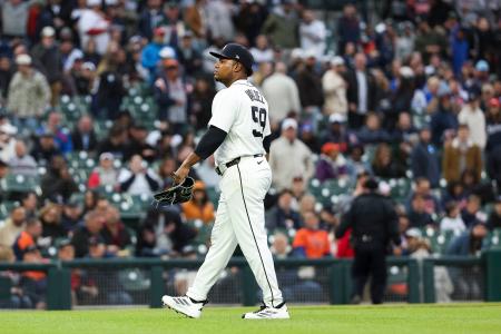 　レッドソックス戦で退場処分を受け、グラウンドを後にするタイガースのフランバー・バルデス＝５日、デトロイト（ゲッティ＝共同）