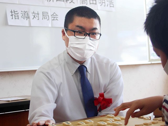 ２０日にデビュー戦を迎える高田明浩四段。活躍が期待される＝３日、岐阜市前一色、市東青少年会館