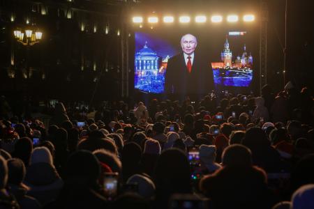 　ロシア・ノボシビルスクでプーチン大統領の新年メッセージを聞く人々＝２０２５年１２月３１日（タス＝共同）