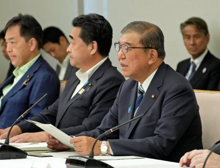 　防災立国推進閣僚会議で発言する石破首相（手前右）＝２日午前、首相官邸