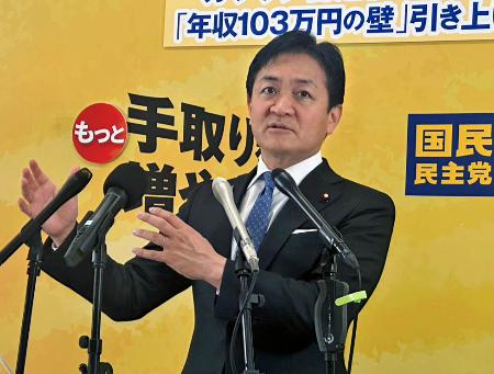 　記者会見する国民民主党の玉木代表＝３日午前、国会