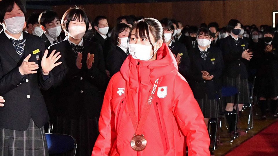 全校生徒に拍手で迎えられる村瀬心椛選手＝２８日午前８時５６分、本巣市仏生寺、岐阜第一高校