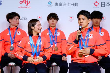 　帰国し、記者会見するフィギュアスケートの三浦璃来（前列左）と木原龍一（同右）ら＝２４日午後、東京都内