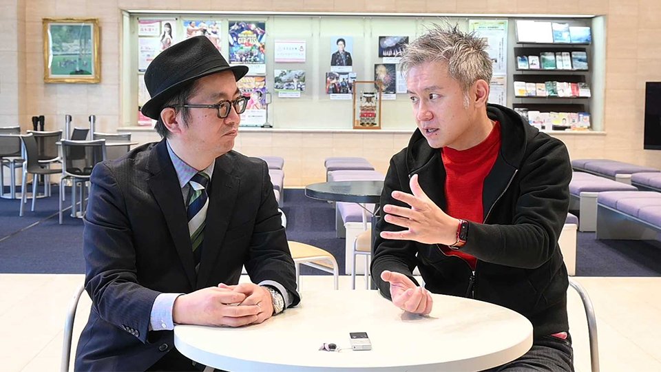 「やっぱ岐阜やて！」の一場面。右が秋元祥治さん＝岐阜新聞社本社