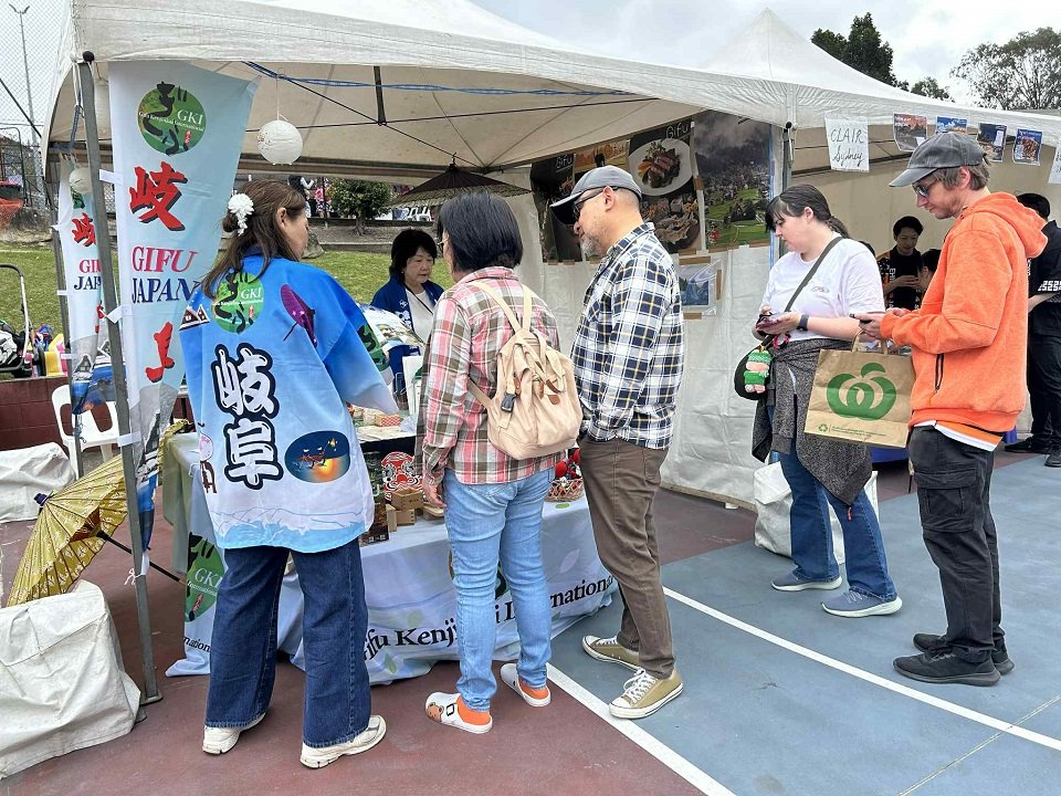 岐阜県人会のブースを訪れる人たち
