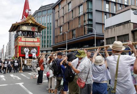 　祇園祭前祭の山鉾巡行を前に行われた函谷鉾の「曳き初め」＝１２日午後、京都市