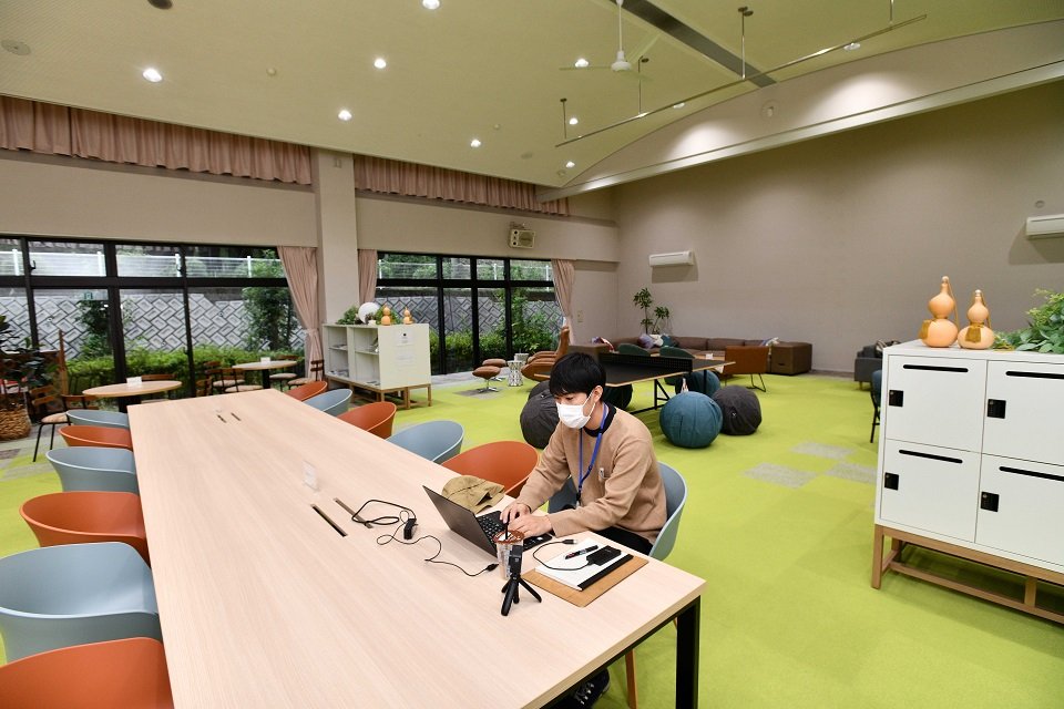 開放的な雰囲気のコワーキングスペースで仕事をする記者＝養老町若宮、ＹＯＲＯｆｆｉｃｅ
