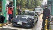 今季営業が始まり、ゲートを通過する車＝不破郡関ケ原町関ケ原