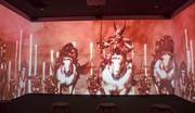 　長久手古戦場記念館にある、壁３面に映像を映すシアタールーム＝愛知県長久手市