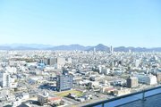 【写真５／９】新県庁舎２０階にある清流ロビーからの眺望＝岐阜市薮田南