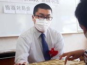 ２０日にデビュー戦を迎える高田明浩四段。活躍が期待される＝３日、岐阜市前一色、市東青少年会館